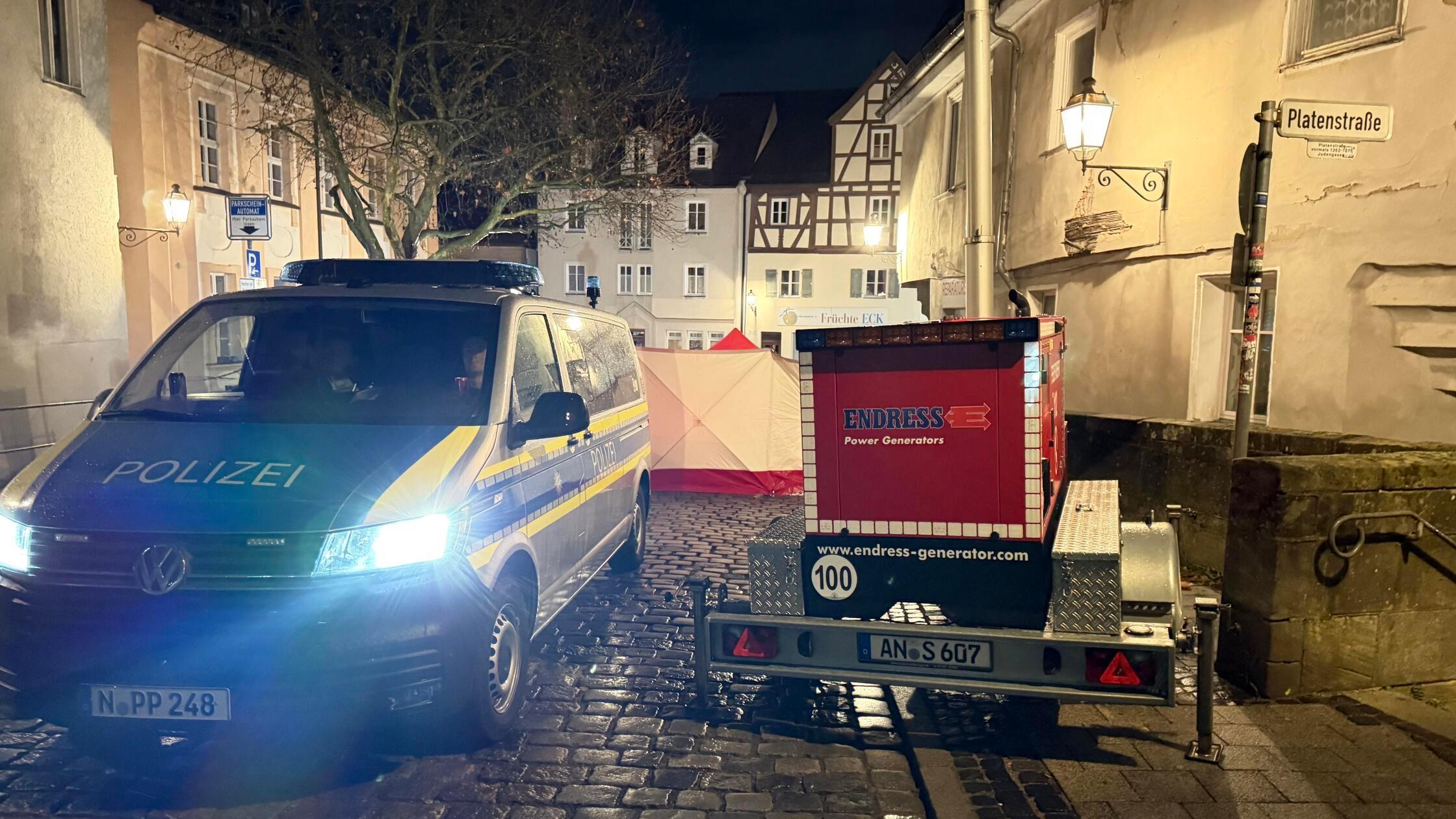 Wegen der Schussabgabe sei auch das Bayerische Landeskriminalamt eingebunden, hieß es weiter. Diese solle nun unter anderem prüfen, ob der polizeiliche Schusswaffengebrauch rechtmäßig war.