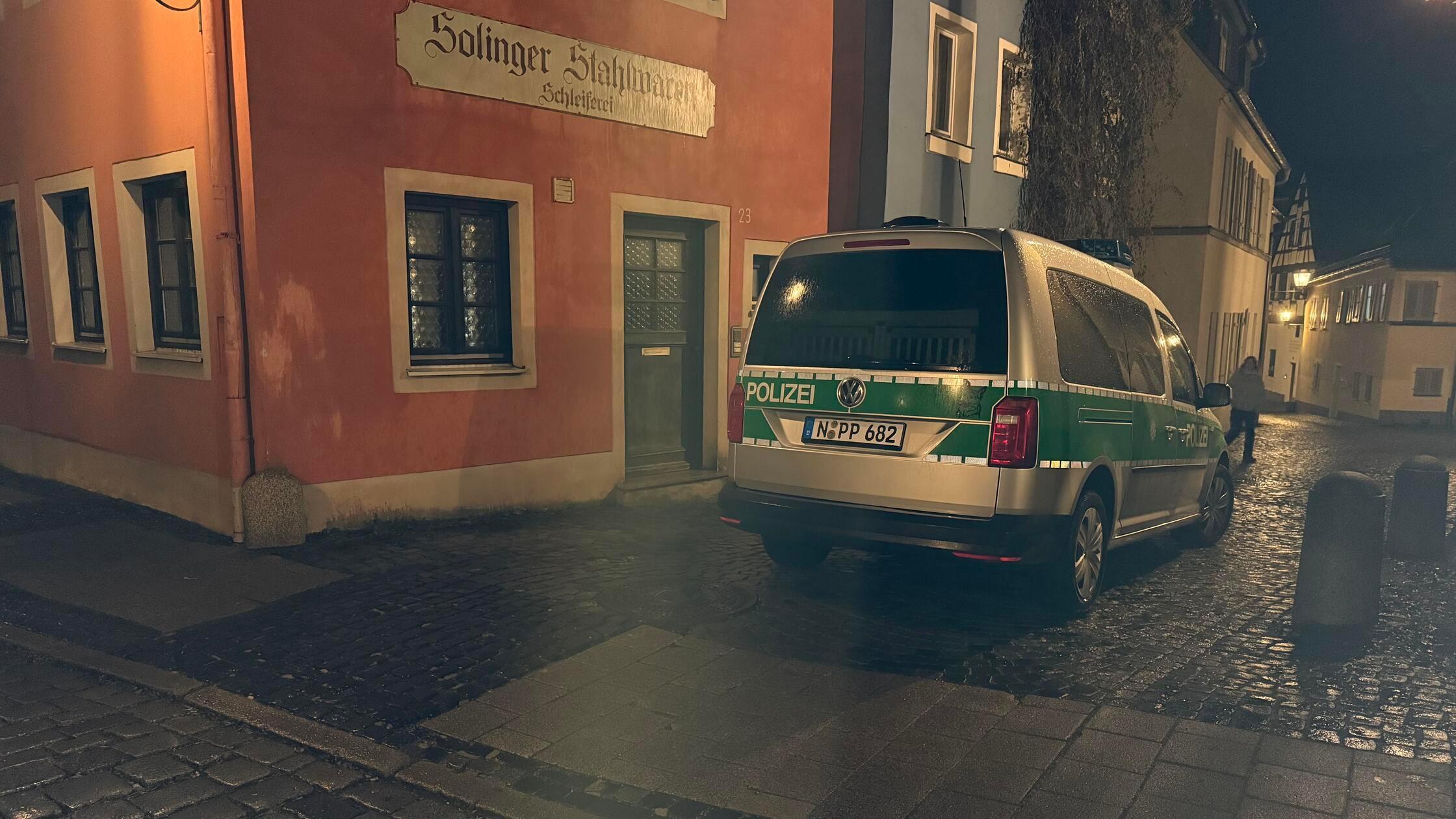 Laut Augenzeuge waren in der Nacht zu Sonntag rund 30 Beamte vor Ort.