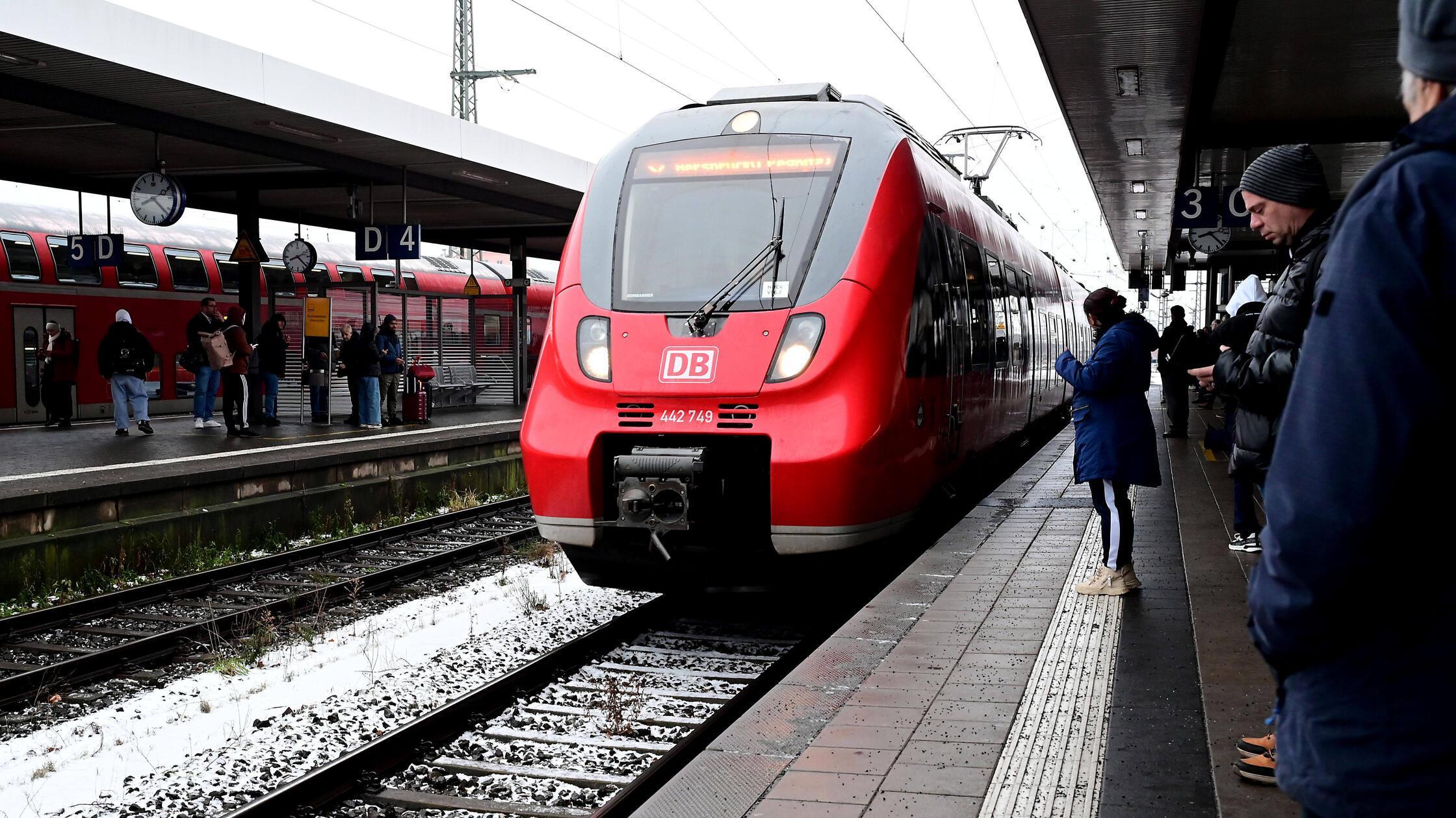 Verkehrsticker Hauptbahnhof Nürnberg S-Bahn fährt 