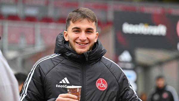 In der Woche vor der Partie bangte man in Nürnberg vor allem um Mittelfeldmotor Adam Markhiev. Eine Sprunggelenksverletzung setzte ein Fragezeichen hinter den Einsatz des finnischen Nationalspielers. Eine Stunde vor Anpfiff war um 12.30 Uhr dann klar: Markhiev kann im 275. Derby auflaufen.