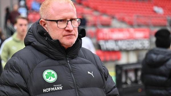 Auf Fürther Seite war die Unbekannte im Vorfeld nicht auf dem Platz, sondern auf der Bank zu verorten. Wie würde Neu-Kleeblatt-Coach Heiko Vogel seine Mannschaft umstellen? Wie viel Einfluss kann ein Trainer vor einer derart wichtigen Partie binnen kürzester Zeit nehmen?