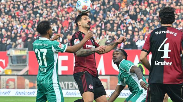 Auf dem Rasen beginnen die Teams zurückhaltend. Leichte Vorteile liegen beim Club, mehrere Flankenversuche finden Stoßstürmer und Startelf-Debütanten Adriano Grimaldi aber nicht, der FCN bleibt ohne echte Torchance. Julian Green (37, SpVgg Greuther Fürth ) Adriano Grimaldi (33, 1. FC Nürnberg / FCN ) Noel Futkeu (9, SpVgg Greuther Fürth )