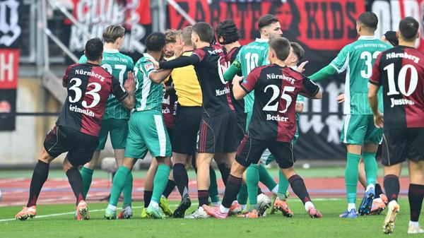 Emotional geht es dann in der 11. Minute zu: Nach einem Foul von Gruber geht der Nürnberger Tim Janisch den Fürther Keller verbal an - Kleeblatt-Stürmer Noel Futkeu mischt sich ein, es kommt zur Rudelbildung. Schiedsrichter Lars Erbst zeigt am Ende gelbe Karten für Janisch und Futkeu.