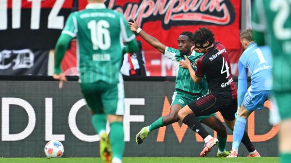 Kurz drauf kommt dann das Kleeblatt zu seiner ersten dicken Chance: Weil Gruber in Spielminute 18 sich bei einem Rückpass verschätzt, kann Futkeu alleine auf Reichert zulaufen. Der Fürther Stürmer umkurvt den Club-Keeper, für einen Abschluss ist der Winkel aber zu spitz - und Gruber rettet in letzter Sekunde mit einem energischen Tackle und bügelt den eigenen Fehler aus.