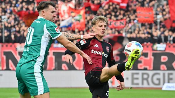 Bis zur nächsten Chance dauert es weitere neun Minuten. Diesmal ist es Club-Verteidiger Janisch, der sich den Ball am Kleeblatt-Sechzehner akrobatisch sehenswert zurechtlegt - und mit seinem Abschluss mit Links zeigt, warum er sowohl Rechtsfüßler als auch Verteidiger ist.