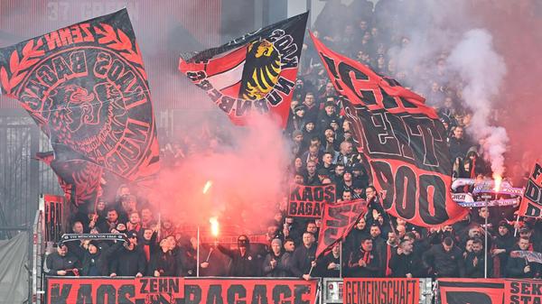 Parallel zünden die Fans der Nordkurve praktisch die gesamte erste Halbzeit lang immer wieder Pyrotechnik - die Strafe dürfte den Club teuer zu stehen kommen.