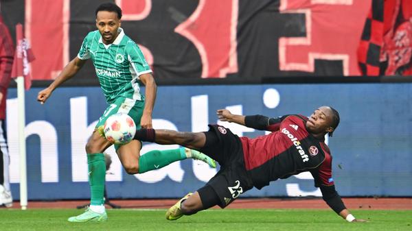 Die Endphase von Halbzeit eins gehört dann recht klar dem Kleeblatt. Einer Glanzparade von Reichert nach Abschluss des Ur-Fürthers Green im Minute 33 hat es der 1. FCN zu verdanken, dass es torlos 0:0 in die Halbzeit geht.