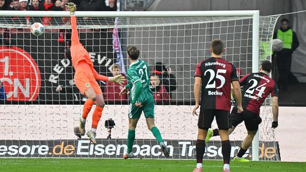 Aus selbiger ist es dann der 1. FCN, der furios zurückkehrt. Eine erste Hereingabe von Zoma klärt das Kleeblatt in Minute 46 noch, zwei Minuten später legt nach längerem Hin und Her im Fürther Strafraum Justvan den Ball auf den mitgelaufenen Lochoshvilli, der per Kopf zum 1:0 trifft.