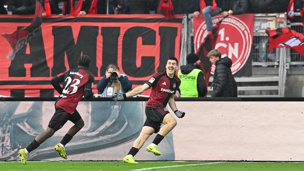 Für den georgischen Verteidiger ist es der Treffer in den Farben des Clubs. Auch einem VAR-Check hält der Treffer stand.