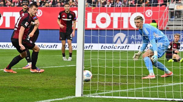 Beinahe postwendend folgt die Antwort des Kleeblatts: Der Abschluss von Felix Klaus wird länger und länger - zu lang für Torwart Reichert - und findet letztlich doch den Weg ins Club-Tor. Ausgleich: 1:1. Die Vorlage kam von Aaron Keller, der sich auf der Außenbahn im Dribbling gegen Janisch durchsetzt.