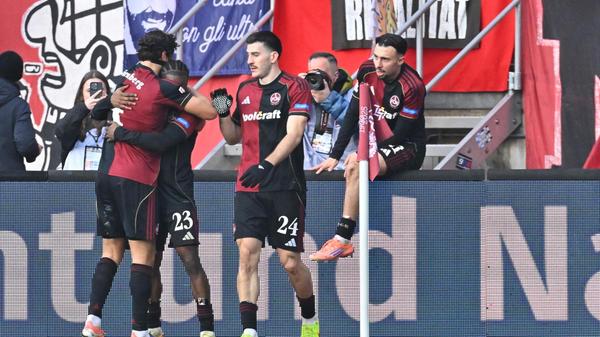 Dann geht es selbst den Fotografen zu schnell: Nur drei Minuten später setzt Mohamed Ali Zoma zu einem unwiderstehlichen Sololauf vom linken 16er-Eck an, zieht ab und trifft unhaltbar zum 2:1. Der Ball war zuvor noch von einem Fürther Verteidiger abgefälscht worden.