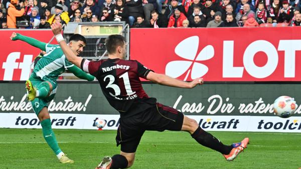 Spätestens jetzt verdient dieses Derby das Label "irre Partie": Nur weitere vier Minuten später gleich das Kleeblatt erneut aus! Nach mehreren Querpässen im Nürnberger Strafraum ist es letztlich Futkeu, der den Ball auf den links mitgelaufenen Keller ablegt, der kein Problem hat, den Ball im Nürnberger Tor unterzubringen. Vier Tore in 16 Minuten - absoluter Derby-Wahnsinn.