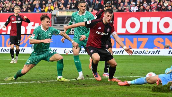 Auf der anderen Seite muss sich der Club bei seinem Keeper Reichert bedanken, der das Unentschieden mit einer doppelten Parade festhält; erst gegen Green, Sekunden später gegen Klaus ...