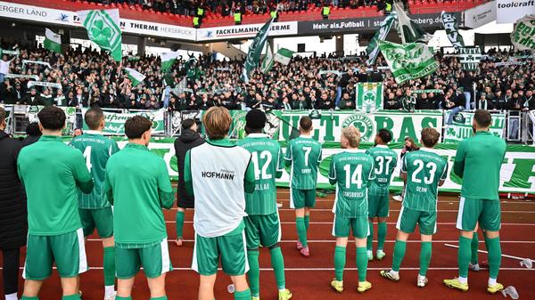 Letztlich endet dieses wilde wie spannende 275. Frankenderby leistungsgerecht 2:2 Unentschieden. Beide Fanlager honorieren die Leistung ihrer Mannschaften nach Abpfiff mit wohlwollendem Applaus. Das Fürther Kleeblatt empfängt am kommenden Freitag daheim Hertha Berlin ...