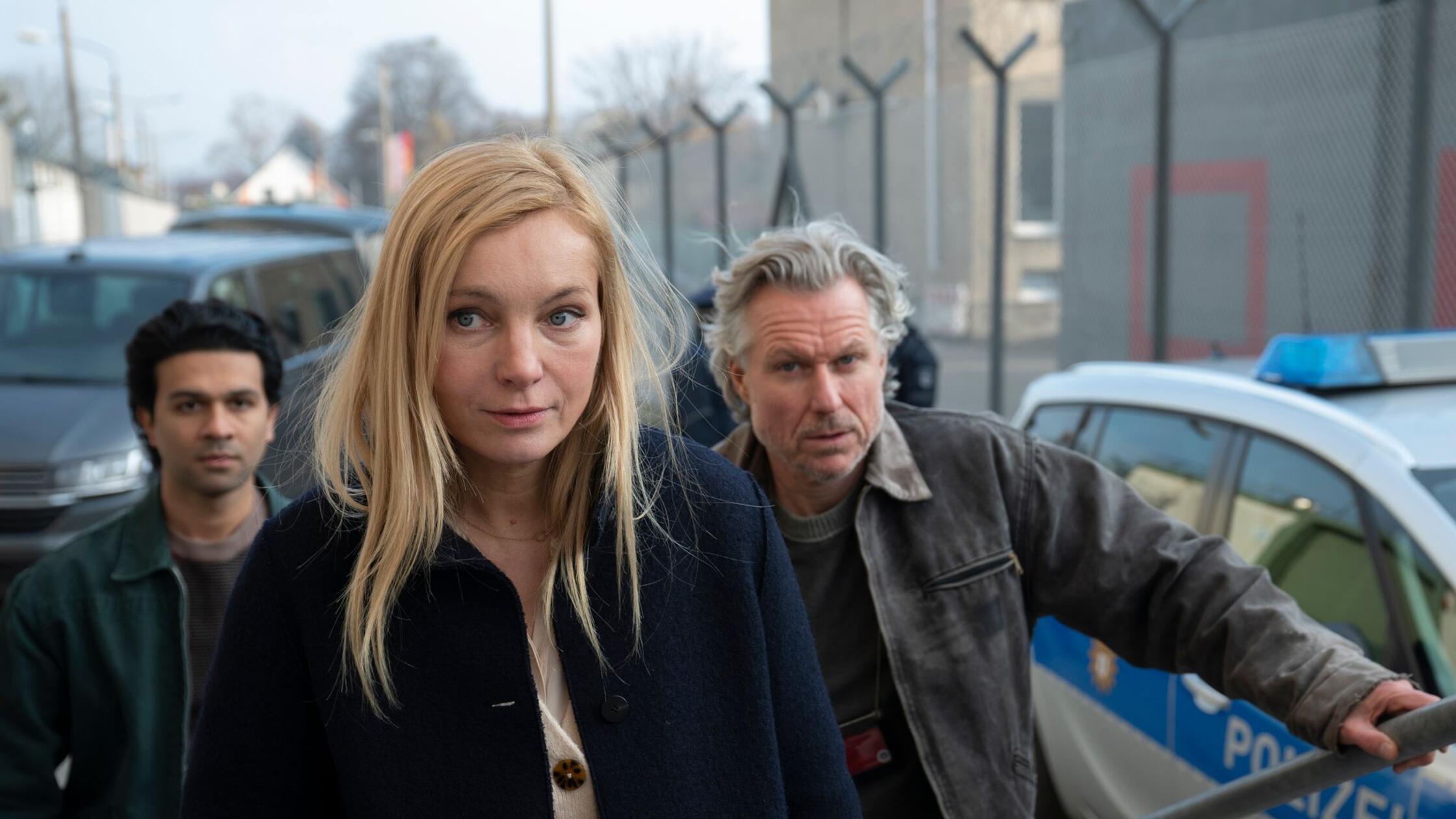 Rutinska preiskava se sprevrže v streljanje, detektivka naleti na preteklost