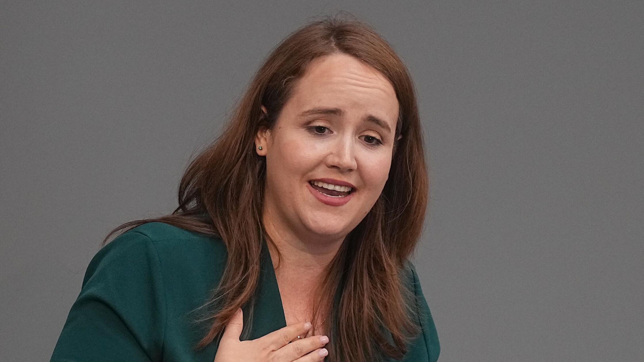 Ricarda Lang zeigt Hatern den Mittelfinger