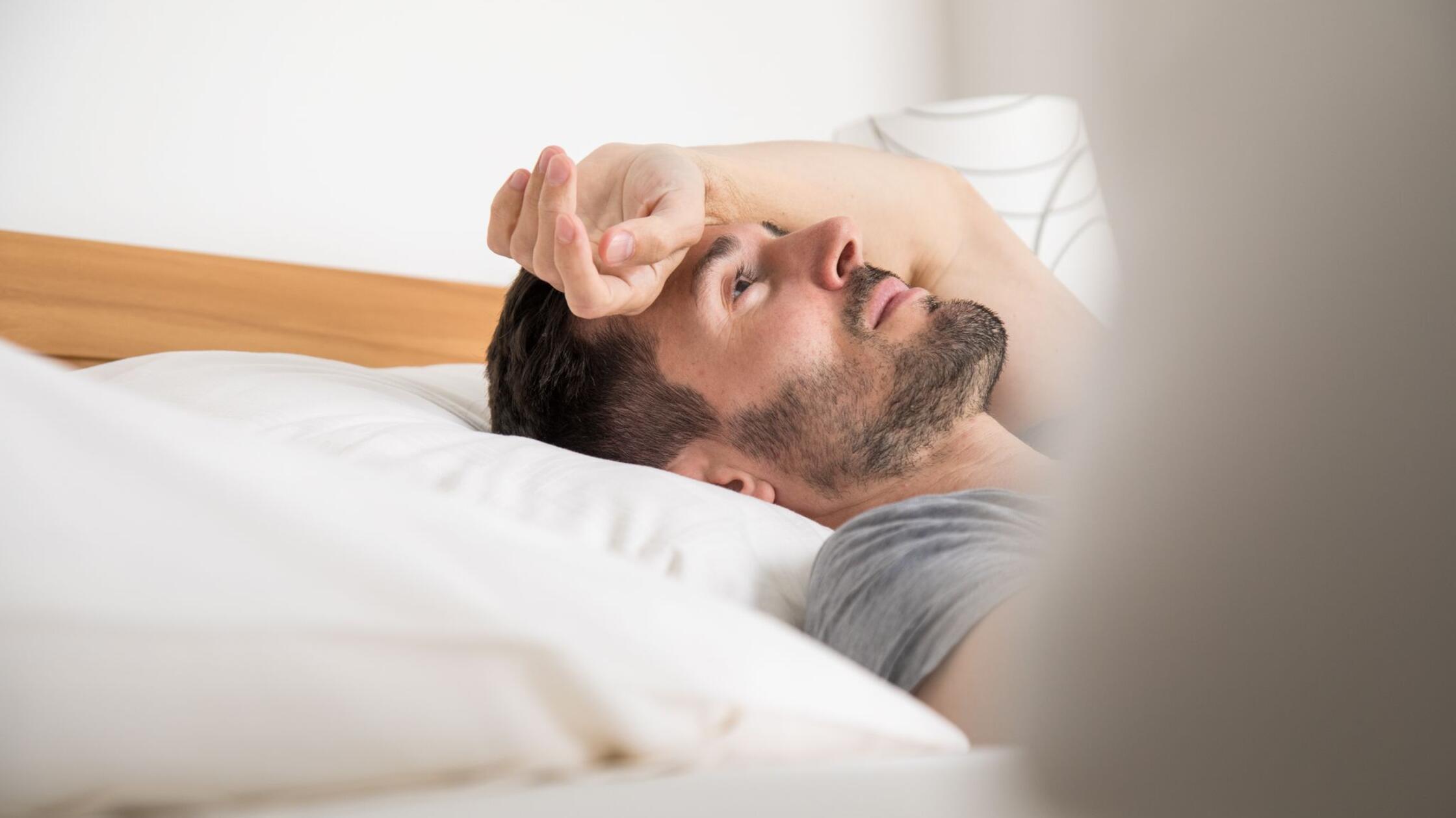 Nachts plötzlich hellwach: Wie schlafe ich wieder ein?