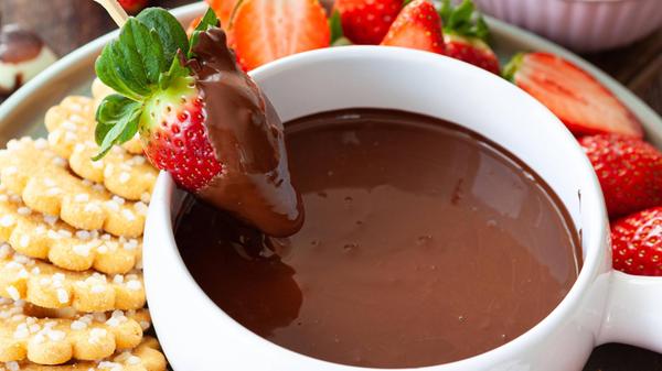 Schokoladen Fondue mit frischen Erdbeeren und Keks