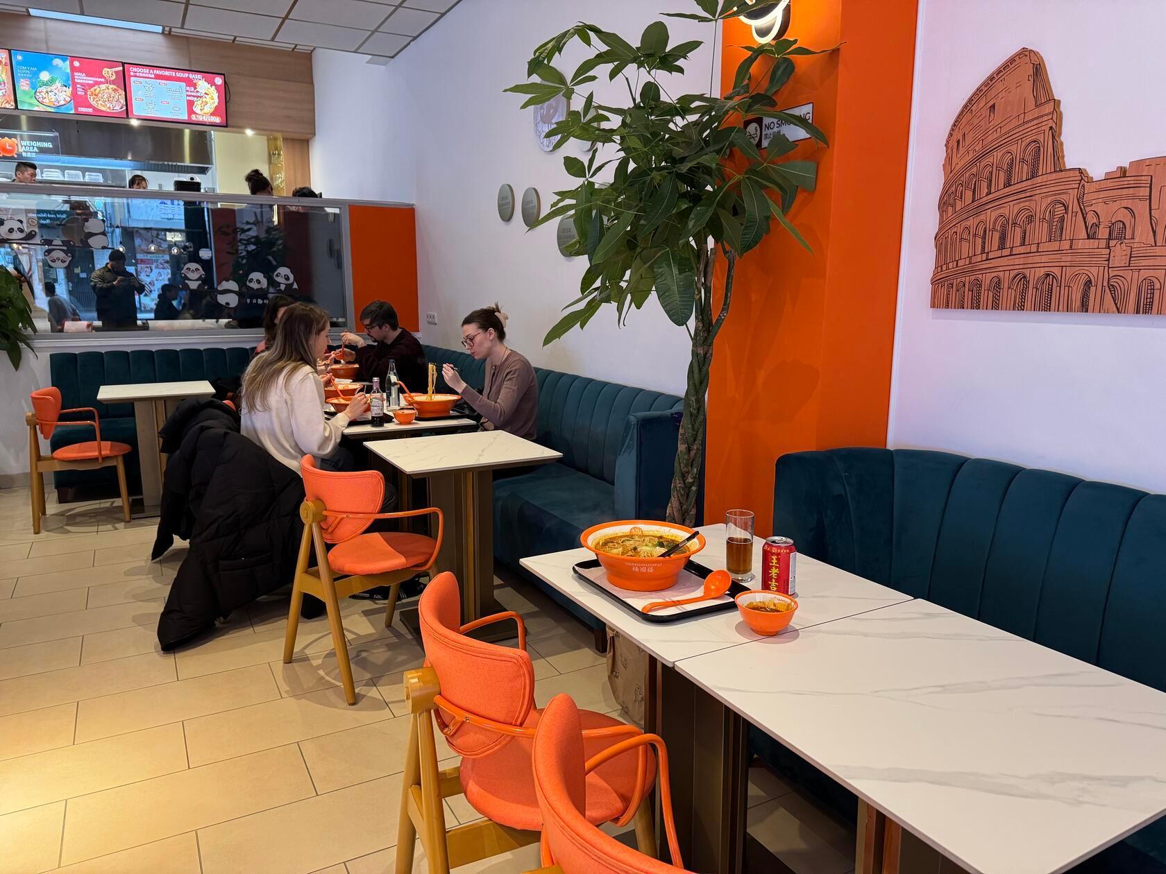 Im MALA, dem neuen Franchise-Standort der Kette "Yangguofu" gibt es chinesische DIY-Suppe. Dafür schnappt man sich eine Schüssel, eine Zange und bedient sich an der bunten Auswahl an Einlagen. Von Nudeln über Spinat, Tofu, Fleisch und Pilzen bis hin zu für europäische Gaumen zumindest ungewöhnlichen Zutaten, ist alles dabei. Das Restaurant in der Färberstraße 20 in Nürnberg, hat seit Februar 2025 geöffnet.