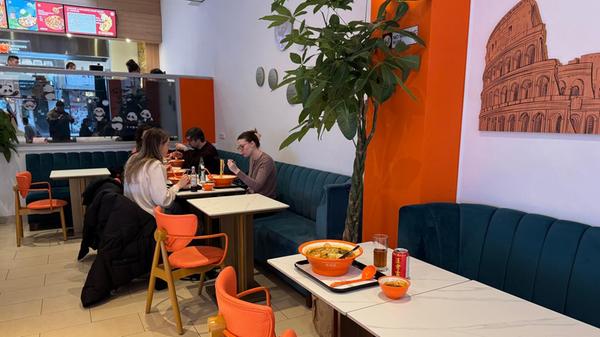 Im MALA, dem neuen Franchise-Standort der Kette "Yangguofu" gibt es chinesische DIY-Suppe. Dafür schnappt man sich eine Schüssel, eine Zange und bedient sich an der bunten Auswahl an Einlagen. Von Nudeln über Spinat, Tofu, Fleisch und Pilzen bis hin zu für europäische Gaumen zumindest ungewöhnlichen Zutaten, ist alles dabei. Das Restaurant in der Färberstraße 20 in Nürnberg, hat seit Februar 2025 geöffnet.