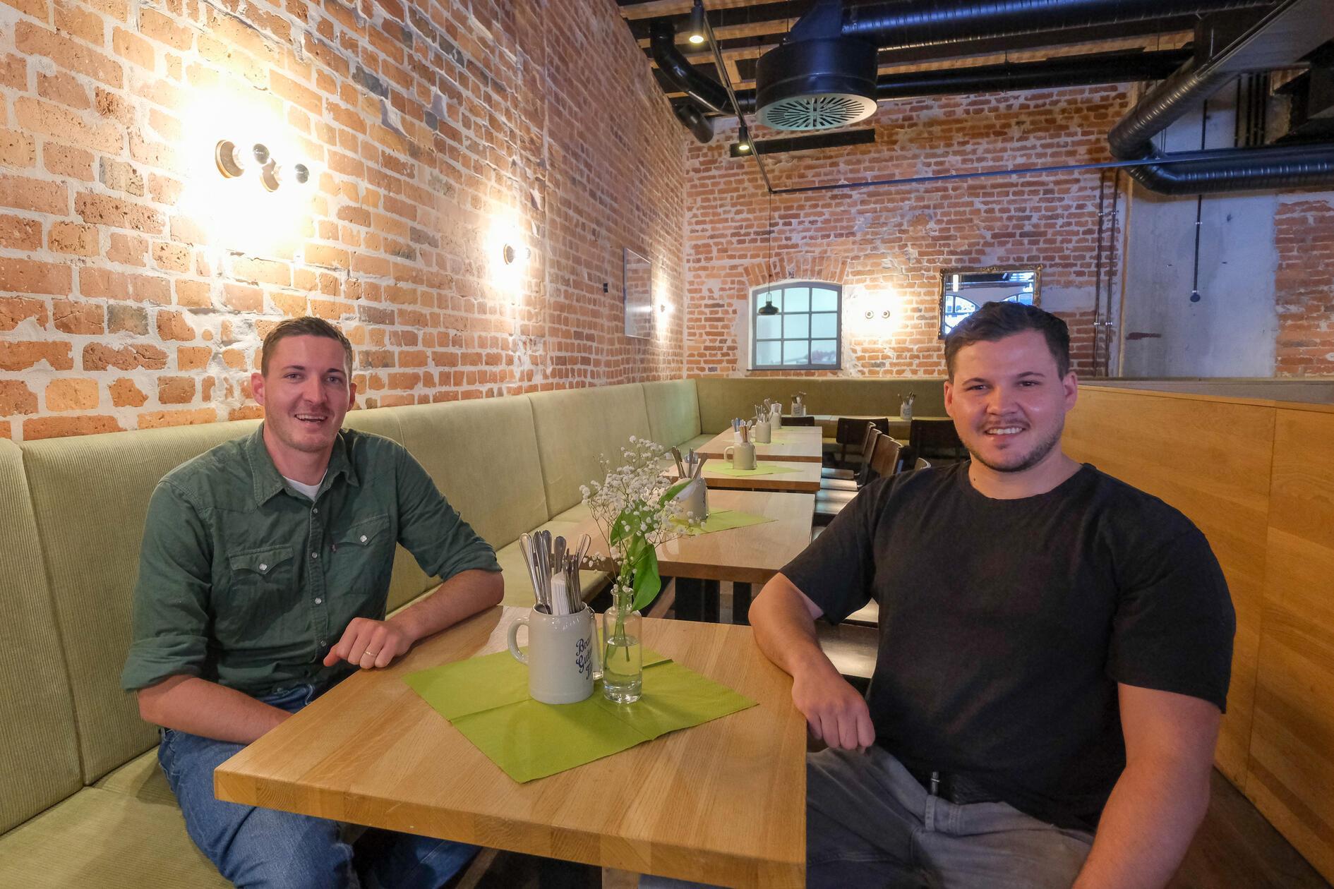 Das Bruderherz in der Nürnberger Luitpoldstraße 15 - Brauerei Gutmann - feierte im Mai ein Comeback - die neuen Betreibern Joscha und Leo Wiesinger übernahmen mit neuem Schwung und frischem Konzept das Ruder. Und mit ihrem frischen Wind hat sich auch das Logo des Restaurants geändert: Aus dem Bild eines Lausbuben mit Filzhut ist ein goldenes Herz geworden. Die Zwillingsbrüder bieten moderne fränkische Klassiker wie Fish and Chips mit einem fränkischen Twist.