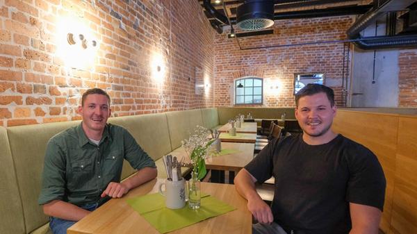 Das Bruderherz in der Nürnberger Luitpoldstraße 15 - Brauerei Gutmann - feierte im Mai ein Comeback - die neuen Betreibern Joscha und Leo Wiesinger übernahmen mit neuem Schwung und frischem Konzept das Ruder. Und mit ihrem frischen Wind hat sich auch das Logo des Restaurants geändert: Aus dem Bild eines Lausbuben mit Filzhut ist ein goldenes Herz geworden. Die Zwillingsbrüder bieten moderne fränkische Klassiker wie Fish and Chips mit einem fränkischen Twist.