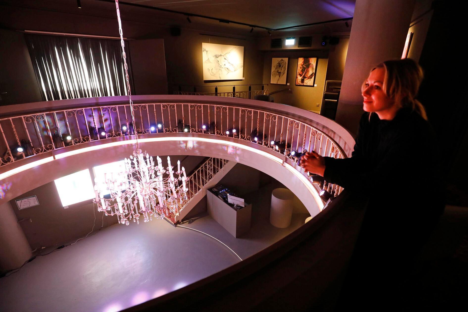 Die Galerie Ostermayr in der ikonischen Ostermayer-Passage Nürnberg (Königstraße 33-37, Laden 7) verbindet seit dem Frühjahr Kunst und Zusammenkommen. In der Galerie können Interessierte Kunstwerke regionaler und überregionaler Künstlerinnen und Künstler begutachten und dabei mit einem Getränk wie einer Highball-Kreation, ins Gespräch mit Gleichgesinnten kommen.