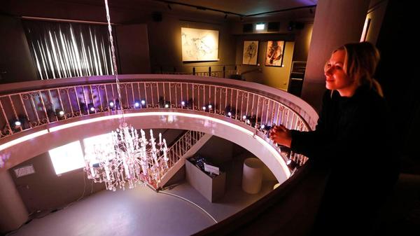 Die Galerie Ostermayr in der ikonischen Ostermayer-Passage Nürnberg (Königstraße 33-37, Laden 7) verbindet seit dem Frühjahr Kunst und Zusammenkommen. In der Galerie können Interessierte Kunstwerke regionaler und überregionaler Künstlerinnen und Künstler begutachten und dabei mit einem Getränk wie einer Highball-Kreation, ins Gespräch mit Gleichgesinnten kommen.