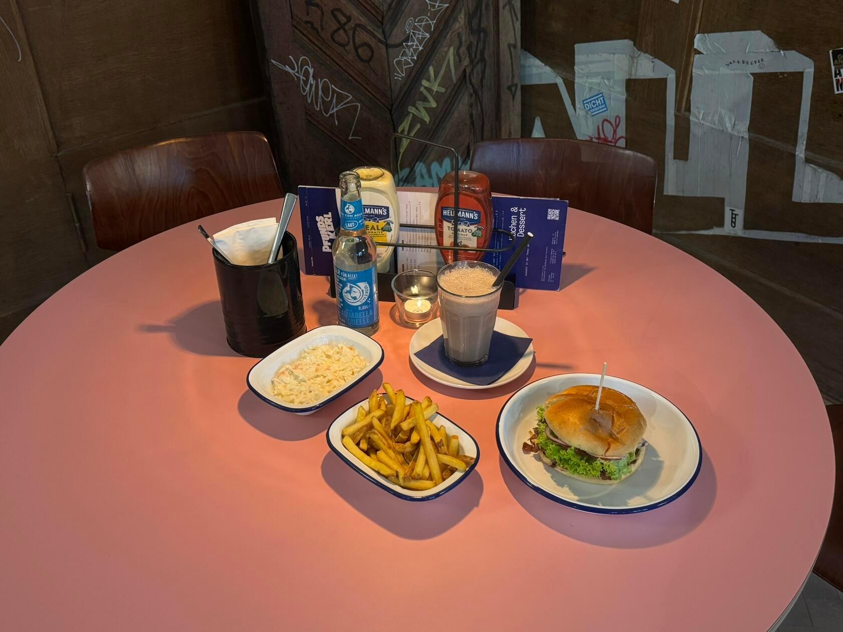 In der Königstraße 93 in Nürnberg gesellte sich im Frühjahr ein neues Restaurant hinzu: Pfundskerl mit Burger, Milchshake und Co. Nachdem sich das Team bereits seit 2020 mit einem Foodtruck einen Namen gemacht hatte, schlugen sie 2025 mit einer Filiale Wurzeln. Neben der klassischen Burger-Karte gibt es auch Kaffee, Kuchen der Bäckerei Imhof und im Sommer einen Biergarten.