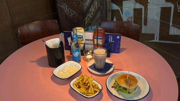 In der Königstraße 93 in Nürnberg gesellte sich im Frühjahr ein neues Restaurant hinzu: Pfundskerl mit Burger, Milchshake und Co. Nachdem sich das Team bereits seit 2020 mit einem Foodtruck einen Namen gemacht hatte, schlugen sie 2025 mit einer Filiale Wurzeln. Neben der klassischen Burger-Karte gibt es auch Kaffee, Kuchen der Bäckerei Imhof und im Sommer einen Biergarten.