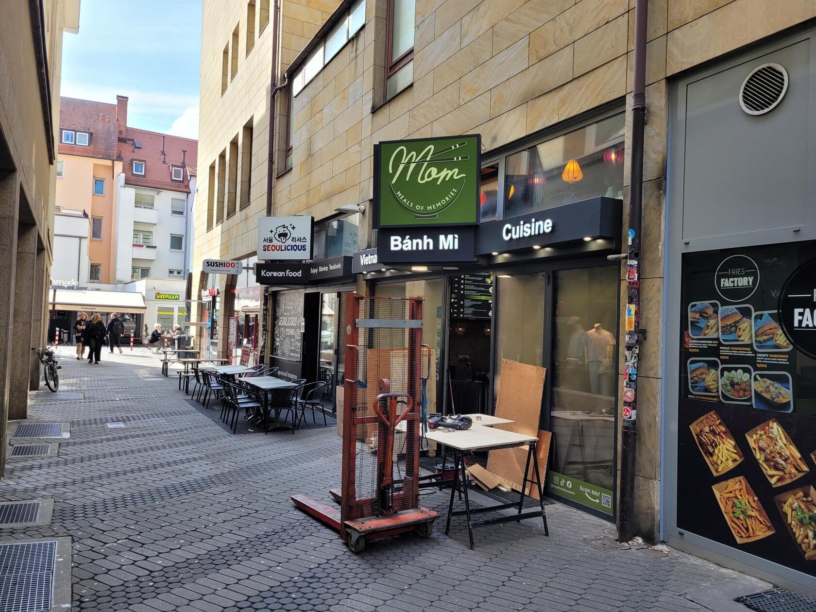 Für den leeren Laden in der Krebsgasse 2 in Nürnberg hat sich im April eine Nachfolge gefunden. Mom's Restaurant serviert dort seitdem unter anderem Varianten der Suppe Phở, Reisgerichte, Udon-Nudeln oder das vietnamesische Baguette Bánh mì, aber auch Speisen für Veganerinnen und Veganer.