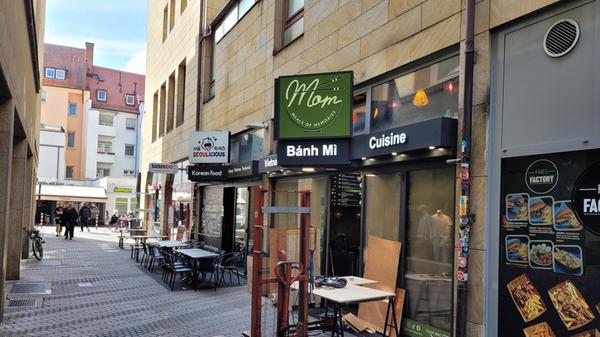 Für den leeren Laden in der Krebsgasse 2 in Nürnberg hat sich im April eine Nachfolge gefunden. Mom's Restaurant serviert dort seitdem unter anderem Varianten der Suppe Phở, Reisgerichte, Udon-Nudeln oder das vietnamesische Baguette Bánh mì, aber auch Speisen für Veganerinnen und Veganer.