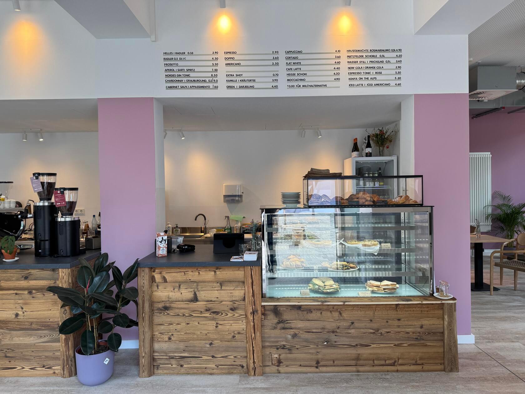 Nadja und Aleksander Retek öffneten im Frühjahr ihr neues Café Authentisch. Nachdem die beiden das Kaffee Hörna aufgegeben hatten, starteten sie in diesem Jahr in der Regensburger Straße 360 in Nürnberg neu durch. Ihr neuer Name Authentisch weist darauf hin, dass für sie Authentizität auch in ihrer Art Gastronomie zu betreiben, eine Rolle spielt. Sie wollten einen „Ort schaffen, wo Menschen sich wohlfühlen“, mit Werten – und auch Preisen, „die in der Realität verankert sind“. Außerdem soll man bei ihnen „verweilen können und wollen“ – quasi ein Rückzugsort.