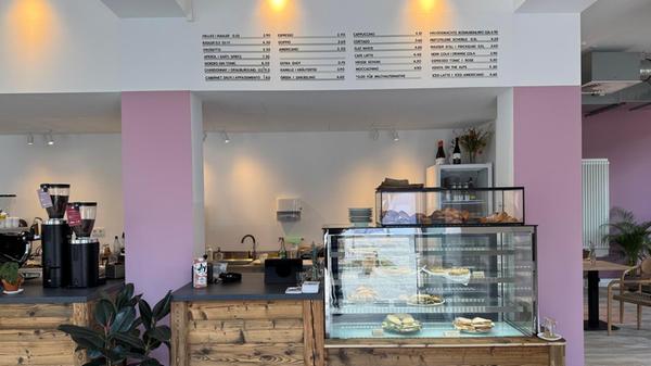 Nadja und Aleksander Retek öffneten im Frühjahr ihr neues Café Authentisch. Nachdem die beiden das Kaffee Hörna aufgegeben hatten, starteten sie in diesem Jahr in der Regensburger Straße 360 in Nürnberg neu durch. Ihr neuer Name Authentisch weist darauf hin, dass für sie Authentizität auch in ihrer Art Gastronomie zu betreiben, eine Rolle spielt. Sie wollten einen „Ort schaffen, wo Menschen sich wohlfühlen“, mit Werten – und auch Preisen, „die in der Realität verankert sind“. Außerdem soll man bei ihnen „verweilen können und wollen“ – quasi ein Rückzugsort.