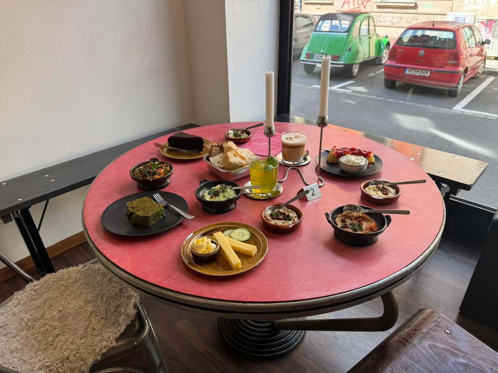 In der Kernstraße 36 in Nürnberg, eröffnete im ehemaligen Bio-Laden das Café Die Schwestern III. Das Trio bietet dort neben täglich wechselnden Kuchen und Bulgursalat vor allem Pasten und Dips „wie Eiskugeln“ zum Selbstauswählen an der Theke selbst. Dazu wird Brot gereicht. Es gibt auch Schmuckanhänger, Weihrauch, Räucherstäbchen und Steine aller Art.