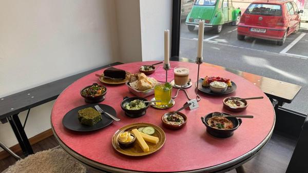 In der Kernstraße 36 in Nürnberg, eröffnete im ehemaligen Bio-Laden das Café Die Schwestern III. Das Trio bietet dort neben täglich wechselnden Kuchen und Bulgursalat vor allem Pasten und Dips „wie Eiskugeln“ zum Selbstauswählen an der Theke selbst. Dazu wird Brot gereicht. Es gibt auch Schmuckanhänger, Weihrauch, Räucherstäbchen und Steine aller Art.