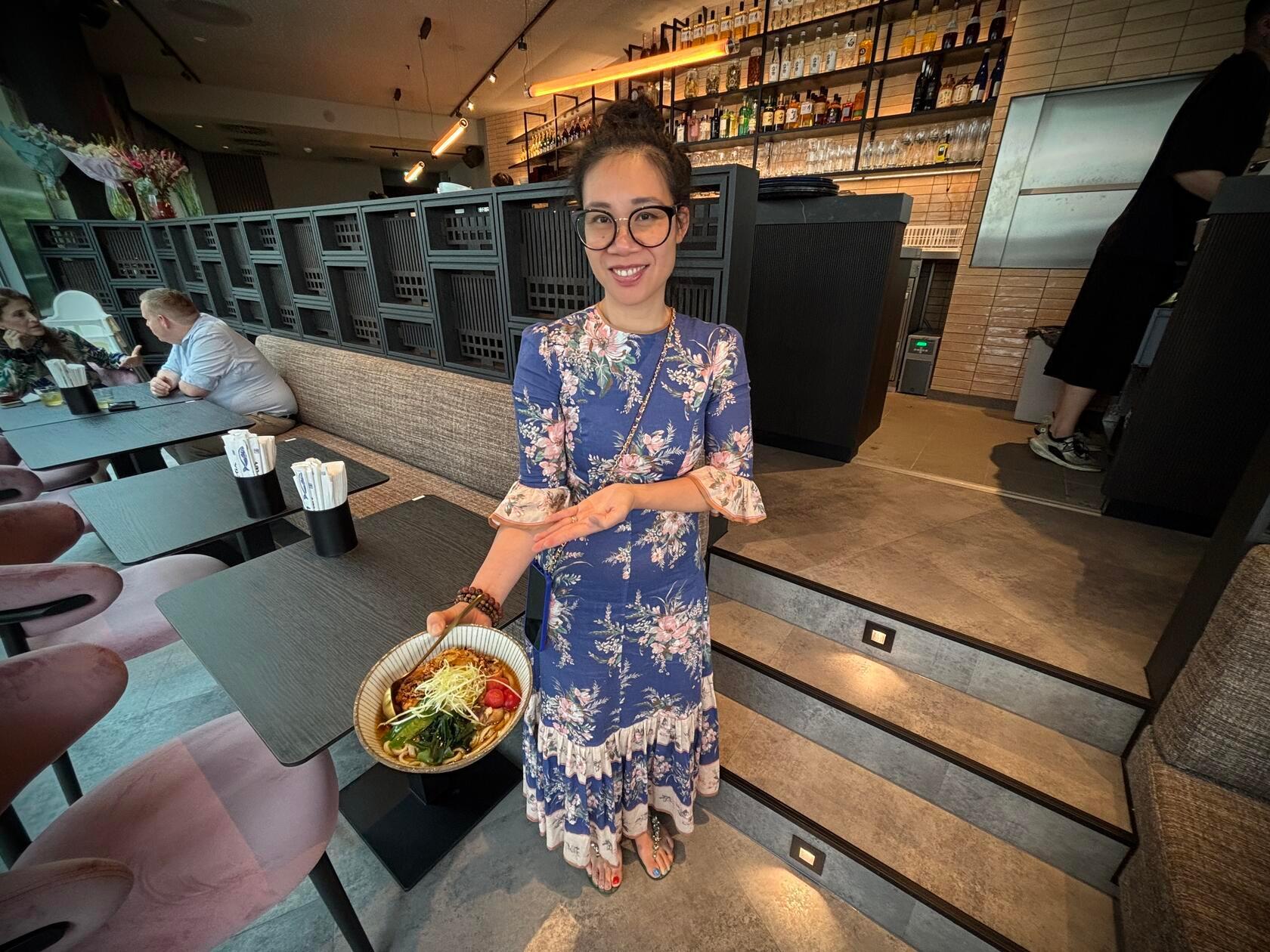 Seit Juli serviert Quyen Kumpa vom Niku im Admiral Boutique Kino japanische Speisen. Das Restaurant ist im Izakaya-Style und bietet eine Auswahl an unkomplizierten, japanischen Speisen und Getränken. Das Angebot besteht hauptsächlich aus kleineren Gerichten, die man miteinander teilen kann.