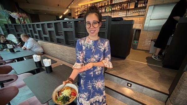 Seit Juli serviert Quyen Kumpa vom Niku im Admiral Boutique Kino japanische Speisen. Das Restaurant ist im Izakaya-Style und bietet eine Auswahl an unkomplizierten, japanischen Speisen und Getränken. Das Angebot besteht hauptsächlich aus kleineren Gerichten, die man miteinander teilen kann.