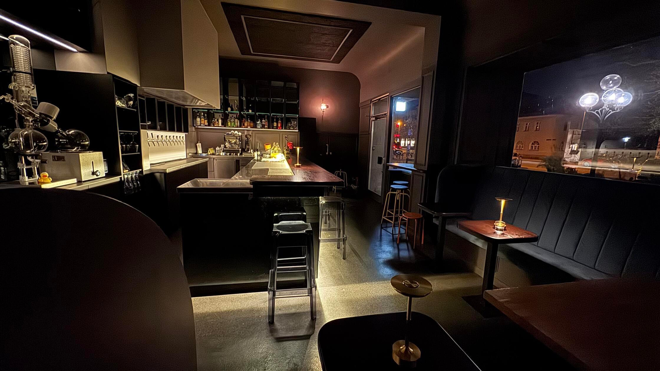 Das Hot Tacos in der Fürther Straße 99, in Nürnberg ist seit ein paar Monaten wieder zurück. Neben mexikanischem Streetfood gibt es seitdem ein neues Ambiente, ein etwas abgwandelte Logo, Longdrinks und Cocktails, darunter vor allem die Signature Drinks wie einen Pflaumen-Negroni. Oder natürlich Magarita.