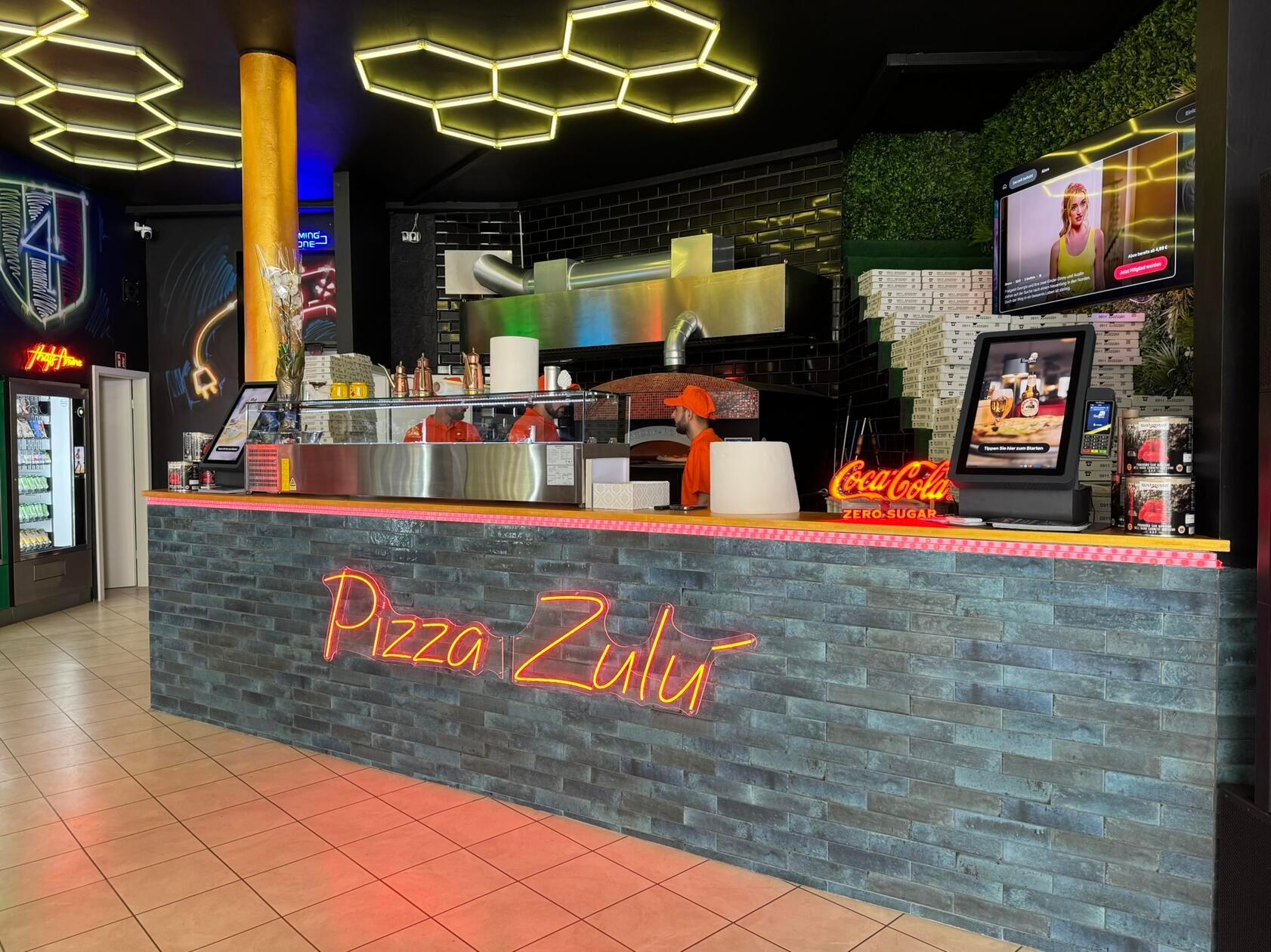 In der Lorenzer Straße 5 treffen seit diesem Sommer Vergangenheit, Zukunft und Gegenwart aufeinander: Neben dem gegenwärtig Verkauf von Pizzen gibt es im Nebenraum einen Arcade-Raum, in dem man Pac-Man oder Kicker spielen kann. Bei Pizza Zulu Limited gibt es Dienstag bis Sonntag jeden Tag 300 neapolitanische Pizzen, danach ist Schluss.