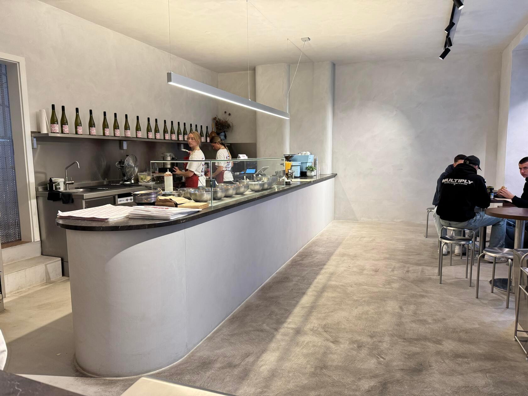 Das Cia’s am Josephsplatz 1 in Nürnberg, bietet seit ein paar Monaten Focaccia-Sandwiches aller Art an. Der selbstgemachte Teig des Fladens reift insgesamt 72 Stunden, neben den italienischen Feinkost-Spezialitäten und dem italienischen Olivenöl kommt Obst und Gemüse aus der Region zum Einsatz.