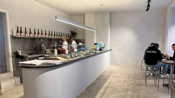 Das Cia’s am Josephsplatz 1 in Nürnberg, bietet seit ein paar Monaten Focaccia-Sandwiches aller Art an. Der selbstgemachte Teig des Fladens reift insgesamt 72 Stunden, neben den italienischen Feinkost-Spezialitäten und dem italienischen Olivenöl kommt Obst und Gemüse aus der Region zum Einsatz.