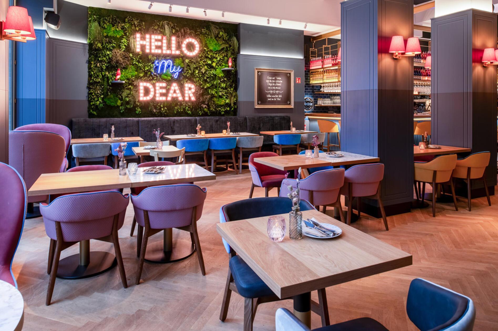 Gastro-Kette Wilma Wunder eröffnete im November in der Königstraße 83 eine Filiale in Nürnberg. Im Angebot der neuen und ersten fränkischen Anlaufstelle des Food-Konzerns stehen sowohl Frühstück als auch Mittag- und Abendessen. Typisch für Wilma Wunder ist das verspielte Ambiente in den Restaurants, das sich aus abstrakt-moderner Blümchentapete, viel Grün, Plüschsofas, gemütlichen Ledersesseln und Sprüchen in Leuchtschrift bestückt.