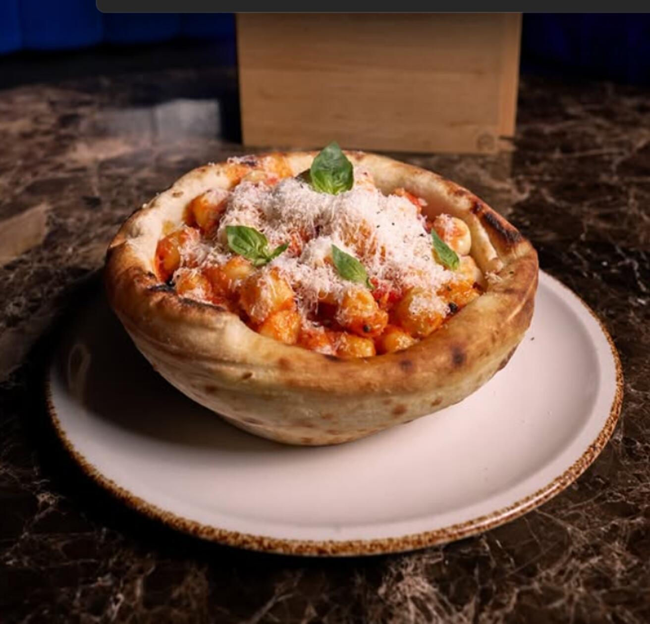 In der Färberstraße 10 in Nürnberg, kehrte im November wieder Leben ein. 60 Seconds to Napoli serviert dort seitdem Pizza-Pasta-Bowls, neapolitanische Pizza und Drinks wie Matcha Martini oder Weine. Auch Desserts wie Kuchen sind im Angebot zu finden.