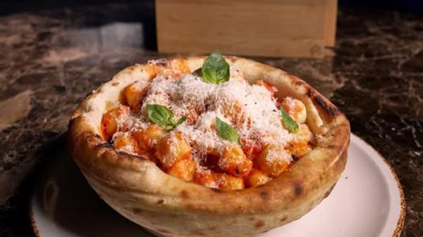 In der Färberstraße 10 in Nürnberg, kehrte im November wieder Leben ein. 60 Seconds to Napoli serviert dort seitdem Pizza-Pasta-Bowls, neapolitanische Pizza und Drinks wie Matcha Martini oder Weine. Auch Desserts wie Kuchen sind im Angebot zu finden.