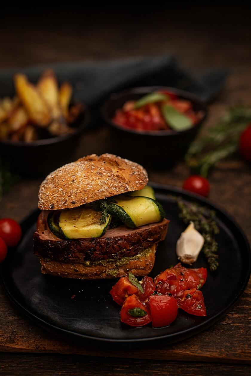 Die erste Leberkäse-Bar FranKäs in Mittelfranken öffnete im November erstmalig ihre Türen. Auf der Karte des Ladens in der Hinteren Sternengasse 29 in Nürnberg stehen kreative Varianten: von vegan, mit Pfefferkruste oder eine „Italiener“-Variante mit gegrilltem Gemüse und Pesto ist dort einiges geboten. Dazu gibt es selbstgemachte Soßen. Auch eine besondere Winterkreation gibt es: ein „Christkindlesleberkäs“ mit in Glühwein eingelegten Zwiebeln und Spekulatius und hausgemachtem Dijon/Orangen-Chutney.