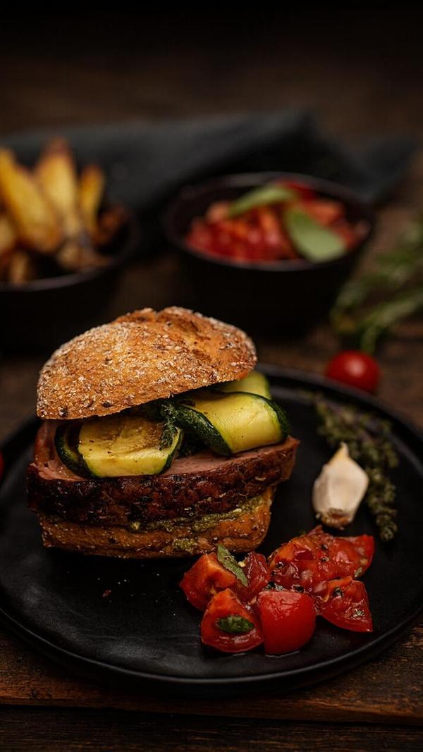 Die erste Leberkäse-Bar FranKäs in Mittelfranken öffnete im November erstmalig ihre Türen. Auf der Karte des Ladens in der Hinteren Sternengasse 29 in Nürnberg stehen kreative Varianten: von vegan, mit Pfefferkruste oder eine „Italiener“-Variante mit gegrilltem Gemüse und Pesto ist dort einiges geboten. Dazu gibt es selbstgemachte Soßen. Auch eine besondere Winterkreation gibt es: ein „Christkindlesleberkäs“ mit in Glühwein eingelegten Zwiebeln und Spekulatius und hausgemachtem Dijon/Orangen-Chutney.