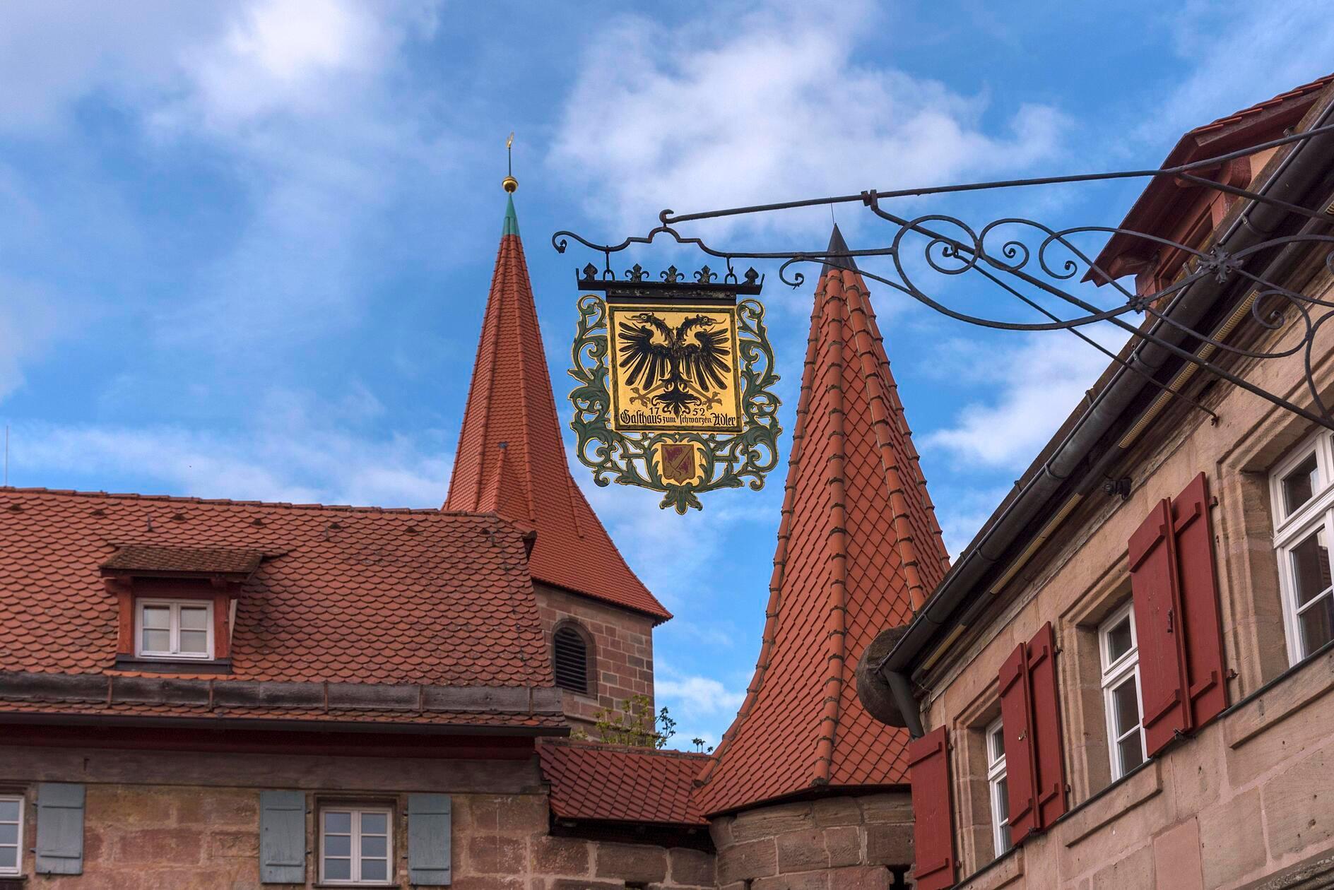 Im Juli gaben die Inhaber des Schwarzen Adlers das Aus des Traditionsrestaurants bekannt. Nun, fünf Monate später geht es doch weiter. Wie heißt es doch so schön? Totgesagte leben länger. Und „ein Haus mit Geschichte schreibt ein neues Kapitel“, lauten die Nachrichten auf der Instagram-Seite des Schwarzen Adlers. „Unter der Leitung von Amm & Beeck Eventsolutions wird das historische Gebäude zu einer einzigartigen Eventlocation, in der Vergangenheit und Gegenwart harmonisch zusammenfinden.“ Unter dem Motto „Creating Moments. Delivering Solutions.“ wollen die Verantwortlichen dem Schwarzen Adler neue Flügel verleihen. Seit dem 6. Dezember herrscht in dem Fachwerkhäuschen wieder offiziell Betrieb.