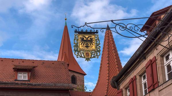 Im Juli gaben die Inhaber des Schwarzen Adlers das Aus des Traditionsrestaurants bekannt. Nun, fünf Monate später geht es doch weiter. Wie heißt es doch so schön? Totgesagte leben länger. Und „ein Haus mit Geschichte schreibt ein neues Kapitel“, lauten die Nachrichten auf der Instagram-Seite des Schwarzen Adlers. „Unter der Leitung von Amm & Beeck Eventsolutions wird das historische Gebäude zu einer einzigartigen Eventlocation, in der Vergangenheit und Gegenwart harmonisch zusammenfinden.“ Unter dem Motto „Creating Moments. Delivering Solutions.“ wollen die Verantwortlichen dem Schwarzen Adler neue Flügel verleihen. Seit dem 6. Dezember herrscht in dem Fachwerkhäuschen wieder offiziell Betrieb.