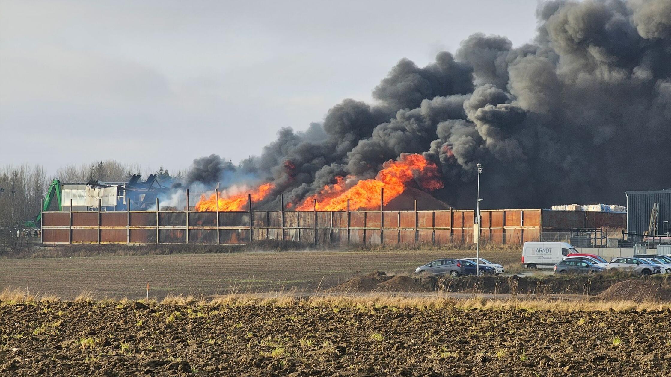 Obsežen požar v podjetju za recikliranje pri Hofu povzročil milijonsko škodo